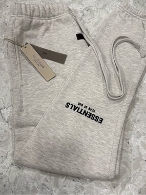 Fear of God Essentials Men Sweatpants in Light oatmeal